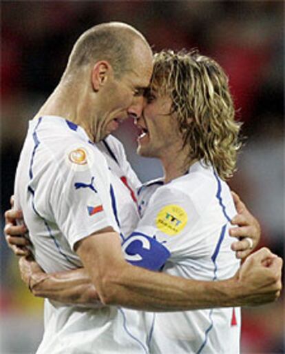 Koller y Nedved celebran el segundo gol de la República Checa.