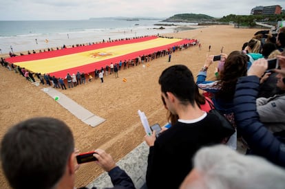 Panorámica de la bandera mas grande de España desplegada por Vox este sábado en la playa del Sardinero de Santander. 