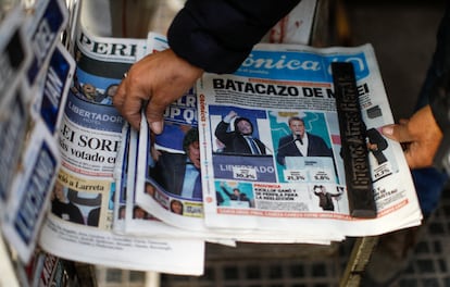 Un periódico que anuncia la victoria del candidato presidencial Javier Milei.