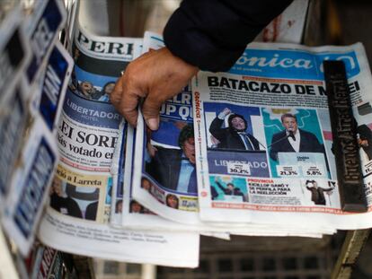 Un periódico que anuncia la victoria del candidato presidencial Javier Milei.