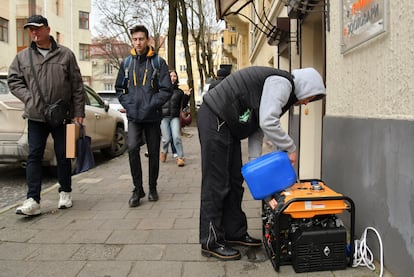  Un hombre echa gasolina a un generador eléctrico, este jueves en Lviv.