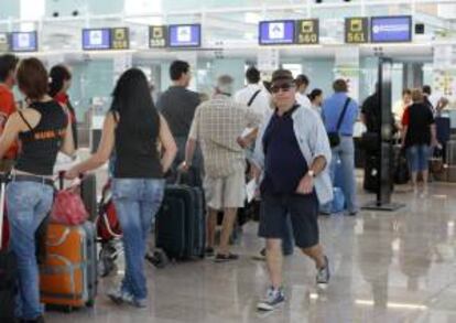 Viajeros en la Terminal 1 del aeropuerto de El Prat, donde opera, entre otras aerolíneas, Vueling. EFE/Archivo