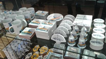 Cups, tiles, bells, boxes...Prices range between €4 and €8.