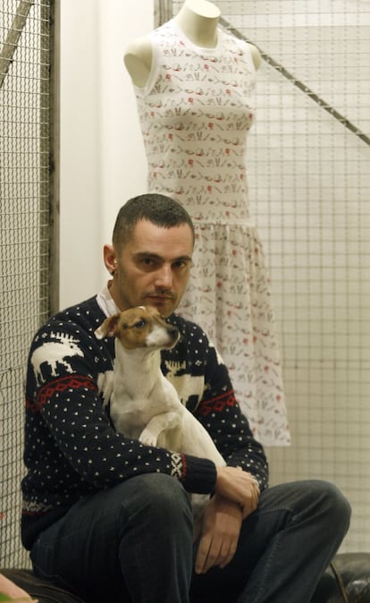 Hace tres años, David Delfín dedicó su colección a su perrita ‘Alicia’, ya fallecida. En la imagen, el creador junto a su mascota en 2009