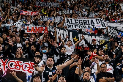 Fanáticos de Colo Colo después del partido de la Copa Libertadores en el Estadio Alejandro Villanueva, en Lima, Perú, en mayo de 2024.