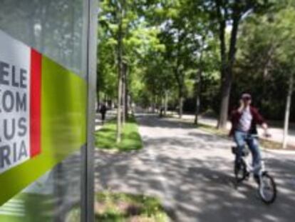 Un ciclista pasa al lado de un cabina telef&oacute;nica de Telekom Austria