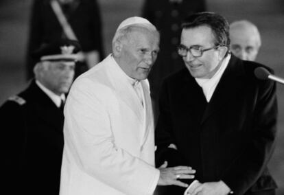 El Primer Ministro italiano Giulio Andreotti recibe al Papa en Roma tras su estancia de siete días en México en 1979. Juan Pablo II fue el primer Pontífice en visitar el país norteamericano. A su llegada, el 26 de enero, Wojtyla se trasladó a la Catedral Metropolitana en la Ciudad de México, en donde ofició una misa y pronunció las palabras que se grabarían en la memoria de los mexicanos: "México siempre fiel".