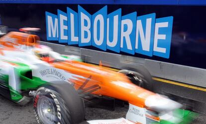 Paul di Resta, de Reino Unido, sale del pit lane con su Force India Mercedes durante la sesión de entrenamiento.