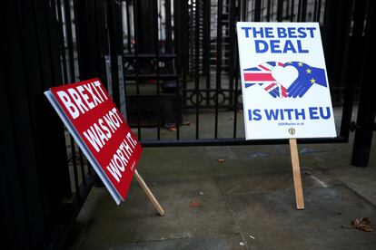 Pancartas anti- Brexit a las puertas de la residencia oficial de Downing Street, este jueves.