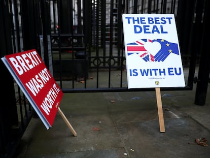 Pancartas anti- Brexit a las puertas de la residencia oficial de Downing Street, este jueves.