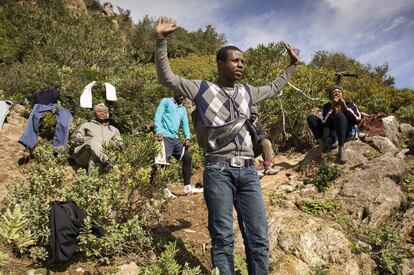 Los inmigrantes escondidos en Marruecos insisten en que los efectivos de la Guardia Civil les dispararon pelotas de goma y les lanzaron gas lacrimógeno cuando se encontraban en el agua. "Muchos de mis compañeros se desmayaron al inhalarlo", subraya Musa Khalifa, un nigeriano de 20 años. El delegado del Gobierno en Ceuta, Francisco Antonio González Pérez, reconoció el viernes que el instituto armado empleó material antidisturbios. "Pero nunca contra las personas. Solo al aire y para asustar", afirmó. "Las pelotas se lanzaron en elíptica, por encima de la valla", ha insistido Interior. <b>En la fotografía</b>, un subsahariano describe el enfrentamiento con la Guardia Civil.