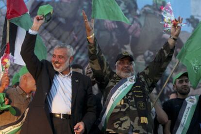 El primer ministro Ismail Haniya (izquierda) celebra en Gaza la liberación junto a prisioneros beneficiados por el canje.