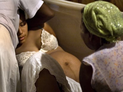 Las parteras Agripina Caicedo y Pascualina de Mosquera atienden un parto, en Buenaventura, Colombia, en octubre 2009.