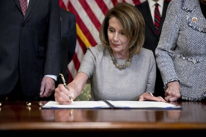  Nancy Pelosi, speaker de la C&aacute;mara de Representantes del Congreso, firma el acuerdo que se envi&oacute; a Trump