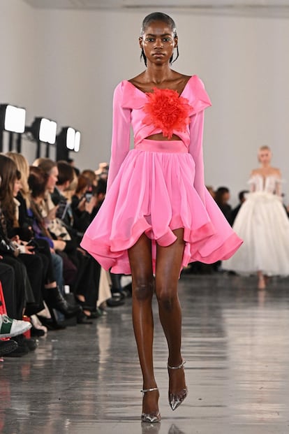 Otro de los ‘looks’ de Giambattista Valli durante la semada de la moda.