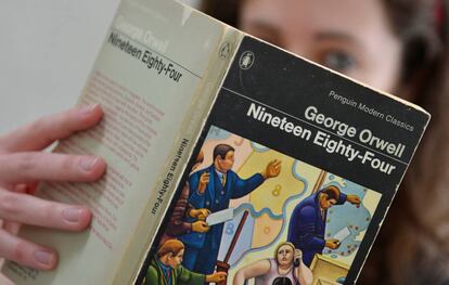 Una edici&oacute;n reciente en ingl&eacute;s de &#039;1984&#039;, la novela dist&oacute;pica de George Orwell.