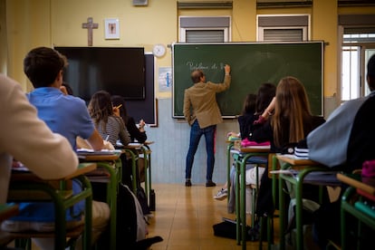 Clase en primero de Bachillerato del colegio madrileño Corazón Inmaculado.