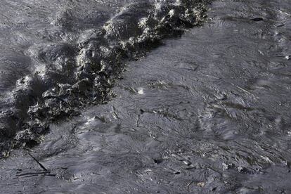 Un vertido de petróleo cubre la costa en la playa Cavero, en Ventanilla, Perú. Olas inusualmente altas que las autoridades atribuyen a la erupción del volcán submarino en Tonga provocaron el vertido en la costa del Pacífico peruano cuando un barco cargaba petróleo en la refinería de La Pampilla, este domingo.