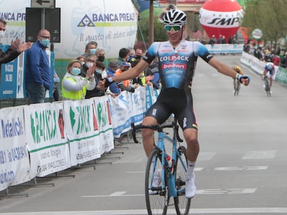 Juan Ayuso, ganando el Giro del Belvedere.