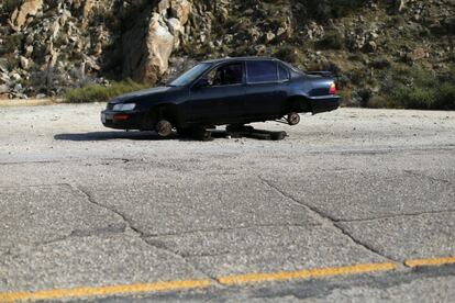 Un coche abandonado al lado de una carretera cerca de Jacumba, California (EE.UU).