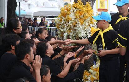 Varios tailandeses saludan al príncipe Dipangkorn Rasmijoti (segundo por la derecha), de 12 años, y nieto del fallecido rey Bhumibol Adulyadej, este miércoles en Bangkok.