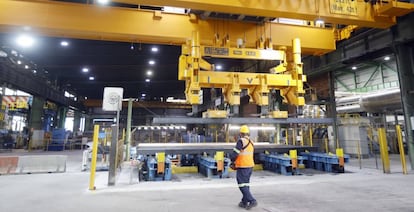 Un técnico con vigas de acero en las instalaciones de Sidenor. 