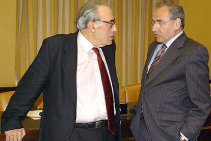 Gregorio Peces-Barba (a la izquierda), junto a Alfonso Guerra, presidente de la Comisión Constitucional del Congreso.