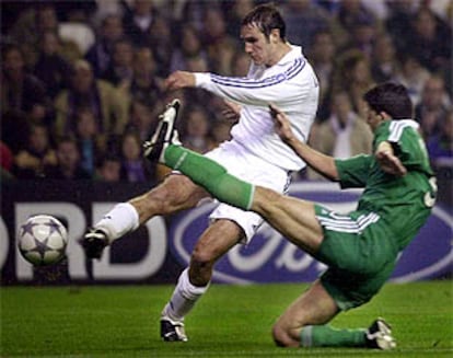 Iván Helguera ejecuta el disparo que supuso el primer gol del Real Madrid.