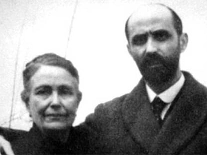 Juan Ramón Jiménez, acompañado de Pura, su madre, en Moguer en 1925.