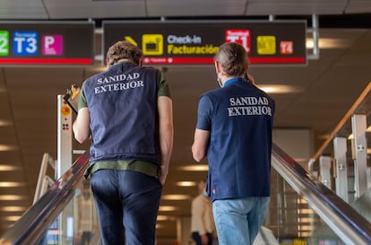 Dos trabajadores de Sanidad Exterior en el Aeropuerto de Madrid-Barajas Adolfo Suárez, el pasado 30 de marzo.