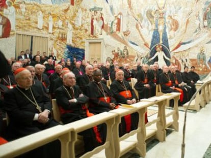 El Papa habla ante los cardenales en el Vaticano el sábado, en una imagen de L'Osservatore Romano.