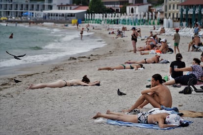 Bañistas en la playa de Lanzheron de la ciudad de Odesa, en el sur de Ucrania.