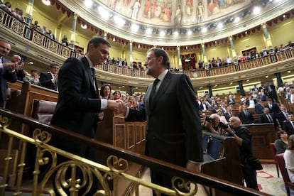 Saludo entre Pedro Sánchez, nuevo presidente del Gobierno, y Mariano Rajoy, tras perder la votación del debate de la moción de censura al Gobierno presentada por Pedro Sánchez.