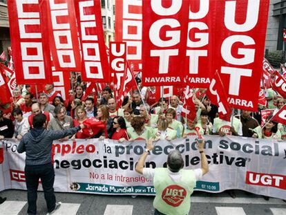 Imagen de la manifestación convocada en Madrid por UGT y CC OO dentro de la jornada internacional de movilización.