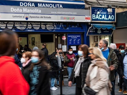 Un grupo de personas pasa frente a Doña Manolita, en Madrid. 