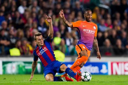 Lucas Digne (esquerra) roba la pilota a Raheem Sterling (dreta), del Manchester City.