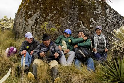 Los guardias ambientales Marco Quelal, Jorge Quelal, Irene Enríquez, Carlos Mainagüez y Estela Paspuezán se toman un descanso durante una de sus salidas de vigilancia en el páramo.