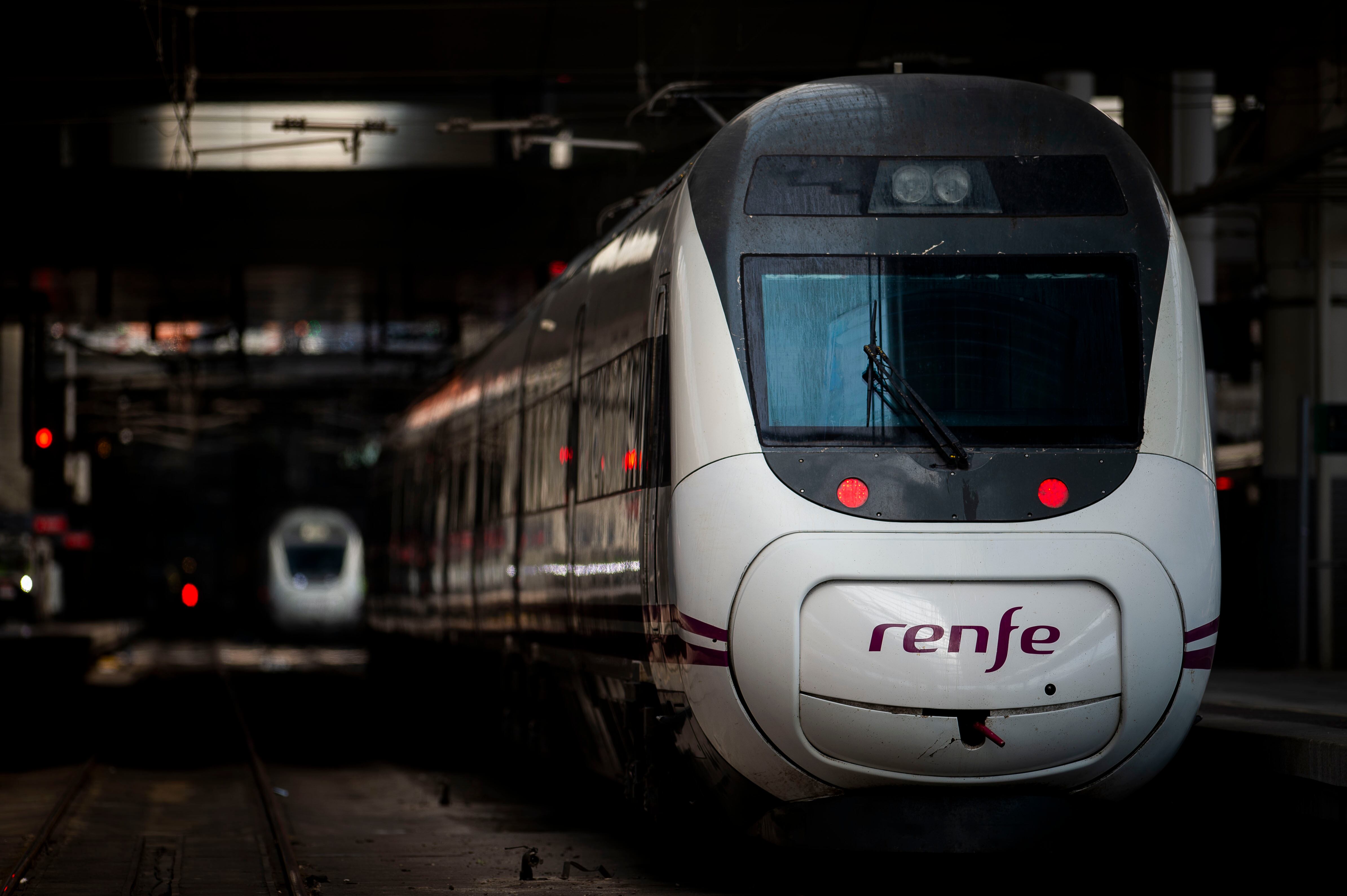 Un tren de Renfe en la Estación de Atocha de Madrid.