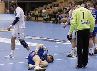 Claus Jakobsen se duele en el suelo tras chocar con Per Thomas.