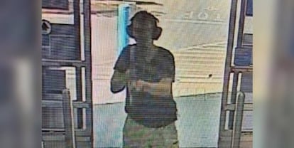 Imagen de una cámara de seguridad de Patrick Crusius entrando en el WalMart de El Paso