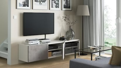 El mueble de pared para colocar el televisor que pega en cualquier estancia de grandes dimensiones, ahora a la venta en 19 colores en Ikea.
