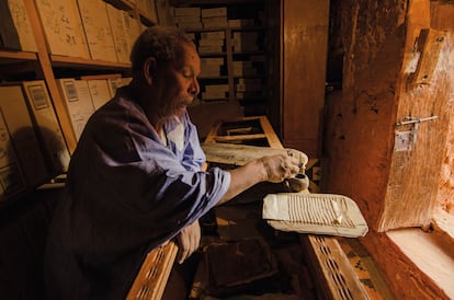 Saif, el bibliotecario de la biblioteca Ahmed Mahmoud en Chingueti.