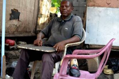 El señor Dahko, un zapatero que regenta un pequeño taller en Accra, ultima la puesta a punto de unos zapatos.
