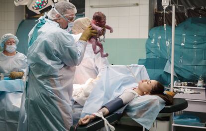 Un médico muestra a Elyzaveta su hijo recién nacido en una maternidad de Kiev, este miércoles.