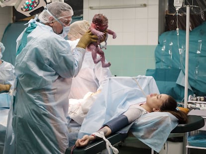 Un médico muestra a Elyzaveta su hijo recién nacido en una maternidad de Kiev, este miércoles.