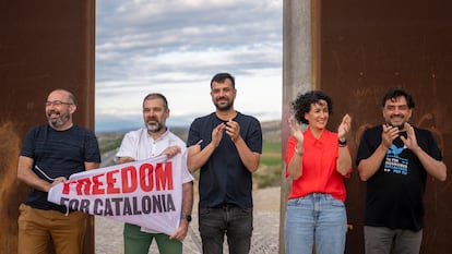 Rovira, Wagensberg, Serra, Rodríguez y Campmajó recibidos este viernes en Salses (Francia), cerca de la frontera.
