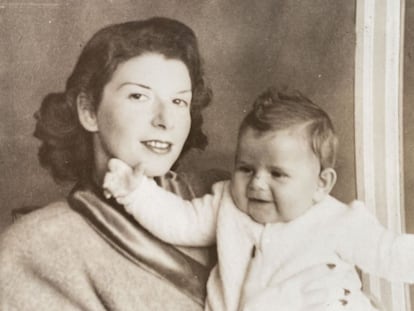 Gertrud Erdstein and her daughter in 1946.