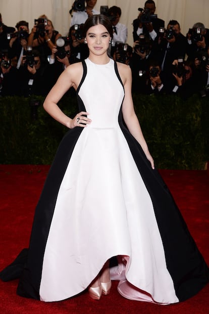 Hailee Steinfeld apostó por el blanco y negro con este espectacular vestido de Prabal Gurung.