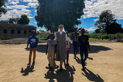 La hermana Bonilla, junto a algunos de los niños que acoge en el centro de la congregación San Juan Evangelista, en la ciudad fronteriza de Ouanaminthe, en Haití. Pincha en la imagen para ver la fotogalería.
