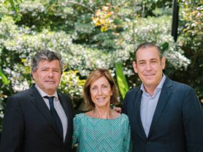 Luís Cabral, nuevo consejero delegado de Media Capital, con su antecesora Rosa Cullell y el consejero delegado de PRISA, Manuel Mirat.